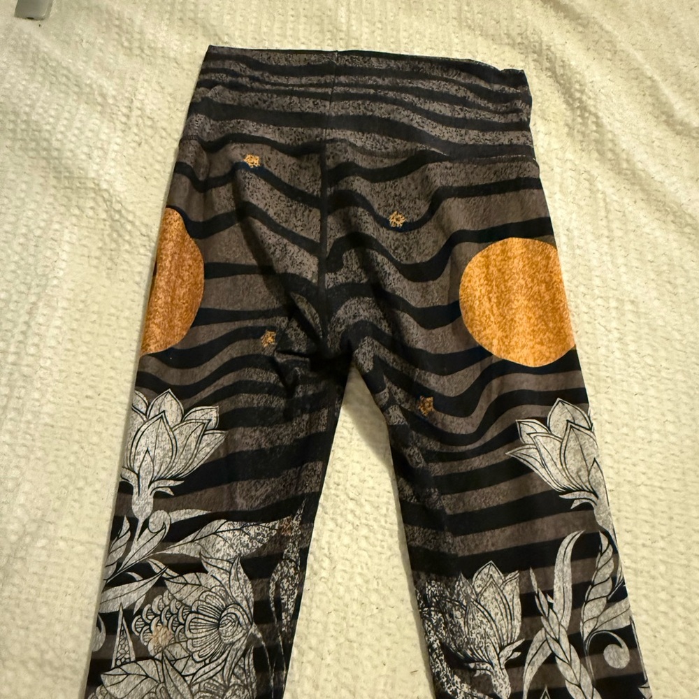 Niyama Sol Women Black and Orange Leggings
